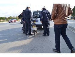 Motosiklet, Polis Otosuna Çarptı: 1 Yaralı