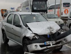 Kırmızı Işıkta Duran Önündeki Araca Çarptı:2 Yaralı