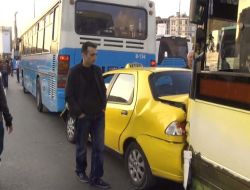 El Freni Çekilmeyen Otobüs, Ticari Taksiye Çarptı (Özel)