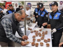 Osmaniye Polisi, Cumhuriyet Meydanı'nda Aşure Dağıttı