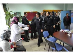 Polisler Okul Okul Gezerek Öğretmenler Günü'nü Kutladı