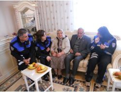 Polislerin Ziyareti Emekli Öğretmeni Duygulandırdı