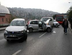 İzmir'de Zincirleme Trafik Kazasında 12 Araç Birbirine Girdi