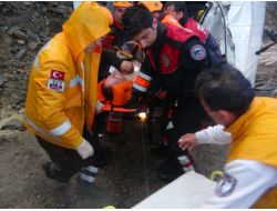Minibüsün İçinde Sıkışan Sürücü, Güçlükle Kurtarıldı