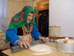 Rusya'da Yaşayan 119 Yaşındaki Habibemal Nine Oklava İle Yufkasını Açıyor