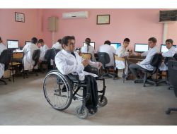 Engelli Öğretmen, Ailesinin Ve Meslektaşlarının Desteği İle Her Engeli Aşıyor