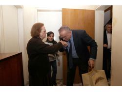 Başkan Güzelbey, 82 Yaşındaki İlkokul Öğretmenini Evinde Ziyaret Etti