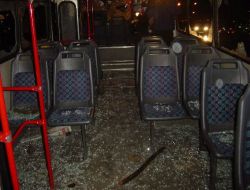 PKK Sempatizanları Belediye Otobüsüne Taş ve Sopalarla Saldırdı!