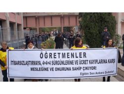 Öğretmenler Kimliklerini Bakanlık Bahçesine Attı