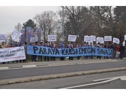 Trabzonsporlu Taraftarlar Uefa Genel Merkezi Önünde Eylem Yaptı