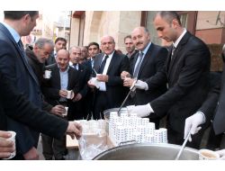 Bayburt'ta, Vali Ve Belediye Başkanı Vatandaşa Aşure Dağıttı