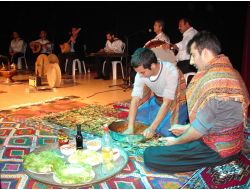 Türk Okullarında Görev Yapan Öğretmenlerin Anne Ve Babalarına Plaket Verildi