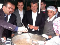 Kırıkhan Belediyesi Ve Kised, Vatandaşlara Aşure Dağıttı