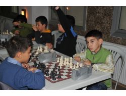 Türkiye'nin Dört Bir Yanından Gelen Minikler Satrançta Kıyasıya Yarıştı