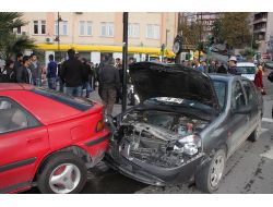 Freni Patlayan Araç, 4 Araca Çarparak Durabildi