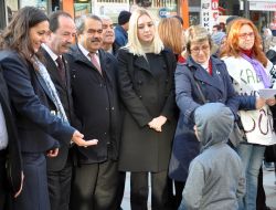 Chp’li Vekil Polise Kestane İkram Etti