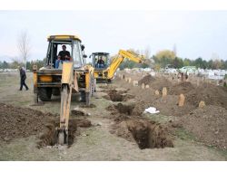 Erzincan Belediyesi, Mezarlıklarda Kış Hazırlıklarını Sürdürüyor