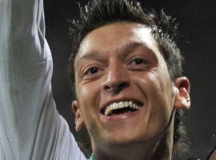 MESUT EVİNDE ŞOV YAPTI!