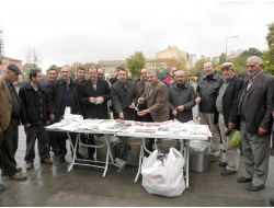 Memurlardan Halka Aşure İkramı