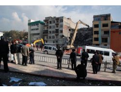 Yıkım Ekiplerini İzleyen Vatandaşlar İlginç Görüntüler Oluşturdu