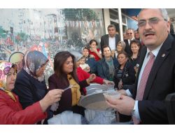 AK PARTİLİ KADINLAR AŞURE DAĞITTI