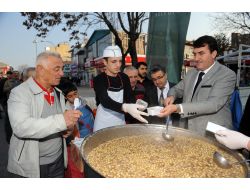 Osmangazi Belediye Başkanı Dündar Aşure Dağıttı