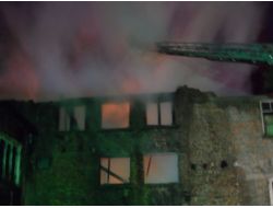 Fatih'te Tarihi Bina Alev Alev Yandı