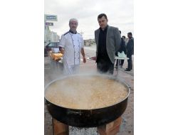 Üniversite Öğrencilerinden Mahalleliye Aşure İkramı