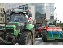 Öfkeli Çiftçiler Ab Binasına Ve Polise Tazyikli Süt Sıktı