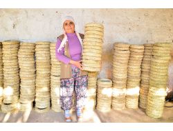 Saman Saplarından Ürettiği Kapı Çelenklerini Almanya'ya İhraç Ediyor