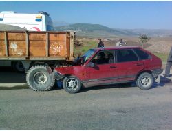 Otomobil Traktöre Çarptı, İki Kişi Yaralandı