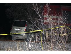 Tren, Otomobile Çarptı: 1ölü, 3 Yaralı