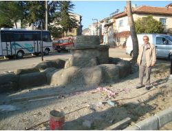 Naşa Beldesi Meydanına Süs Havuzu Yapılıyor