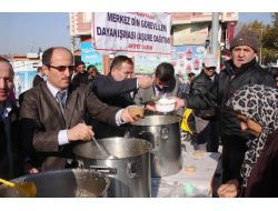 Burdur'da Müftülük Personeli Halka Aşure Dağıttı
