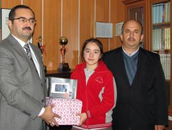 Müftü Sağlam'dan Dünya Arikatür Birincisi Öğrenciye Tablet Bilgisayar