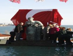 Deniz Baykal'ın Evinin Karşısına Türkan Saylan Heykeli