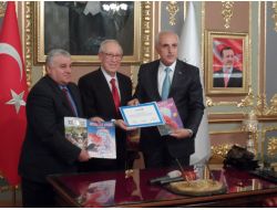 Valilik Basın Müdürü, Telif Gelirlerini Unıcef'e Bağışladı