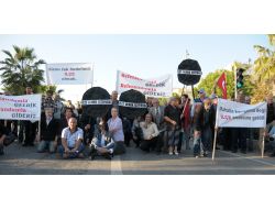 Protestocular Yol Kapatıp Başkanın Makamına Siyah Çelenk Bıraktı