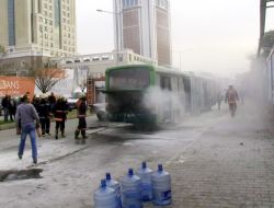 Otobüsteki Yangını Damacanayla Söndürdüler