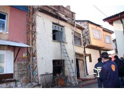 27 Tüpün Bulunduğu Çöp Evdeki Yangın Yürekleri Ağızlara Getirdi