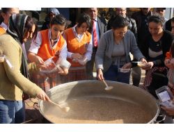 Öğrenciler Elleriyle Aşure Dağıttı