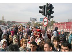 Bursa'da Okul, Elektrik Ve Doğalgaz İsteyen Mahalleli Yol Kesti