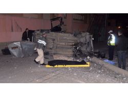 Hızını Alamayan Otomobil Direğe Çarptı: 1 Ölü, 3 Yaralı