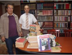 Tarsuslu Yazar Hikmet Öz, Okuma Salonuna Bin Kitap Bağışladı