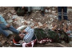 Ayağı Kayaya Sıkışan Rehberi Avcılar Kurtardı