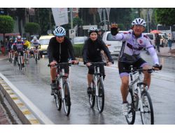 Alman Ve Belçikalı Bisikletçiler Günlük 126 Kilometre Pedal Çeviriyor