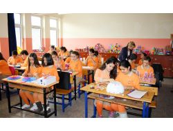 Derste Yaptıkları Süs Eşyalarını Hediye Ediyorlar