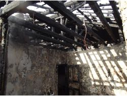 Elektrik Kontağından Çıkan Yangın Bir Evi Kül Etti