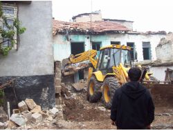 Şahinbey Belediyesi Metruk Yapıları Temizliyor
