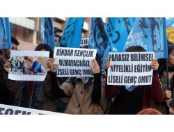 İzinsiz Eyleme Katılan Öğrenciler, Yüzlerini Kapatmak İçin Yoğun Çaba Harcadı